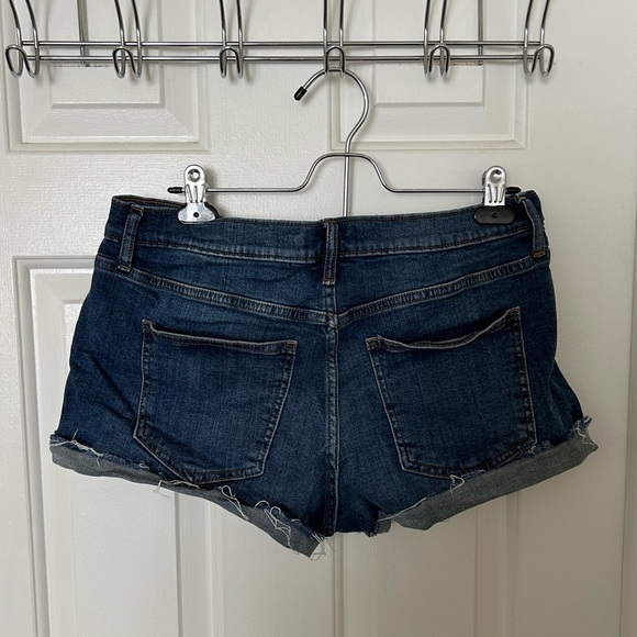 GAP cut off Jean shorts size 30 - Picture 3 of 3